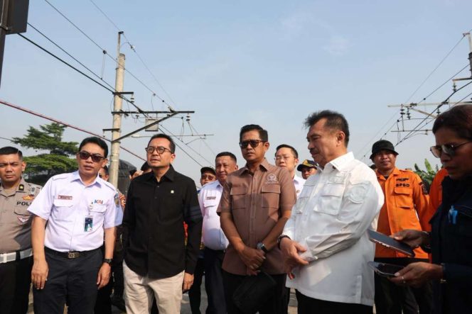 
					FOTO: Anggota Komisi V DPR dari Fraksi PKB, Sudjatmiko tinjau lokasi pembangunan flyover dan penataan perlintasan sebidang