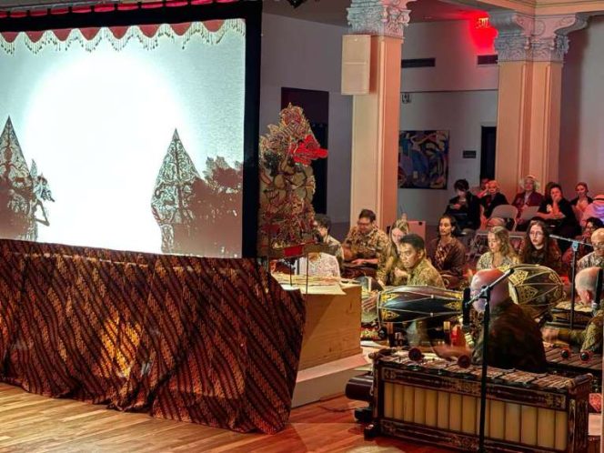 
					Wayang Kulit, Gamelan, dan Saxophone Tampil Memukau di University of California Riverside