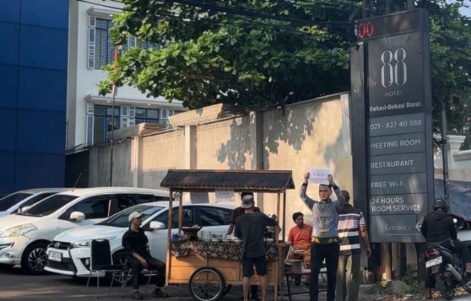 
					Bagikan Bubur Gratis, Hotel 88 Bekasi Tebar Kepedulian