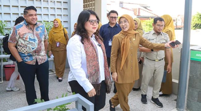 FOTO: Wakil Ketua DPRD DKI Jakarta Ima Mahdiah, anggota Komisi A Inad Luciawaty, dan Sekretaris Komisi C Justin Adrian mendampingi Gubernur Pramono Anung meresmikan Puskesmas Pembantu (Pustu) Meruya Selatan II, Jakarta Barat, 