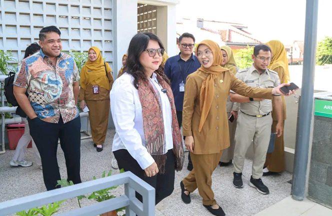 
					FOTO: Wakil Ketua DPRD DKI Jakarta Ima Mahdiah, anggota Komisi A Inad Luciawaty, dan Sekretaris Komisi C Justin Adrian mendampingi Gubernur Pramono Anung meresmikan Puskesmas Pembantu (Pustu) Meruya Selatan II, Jakarta Barat, 