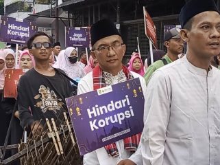 FOTO: Perangkat Daerah Pemerintah Kota Bekasi Membawa Tulisan Berisi Ajakan 
