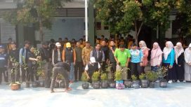 FOTO: Anggota DPRD Kota Bekasi dari PSI Komisi II, Yenny Kristianti, menggelar aksi penghijauan dengan menyumbangkan sekaligus menanam 100 pohon