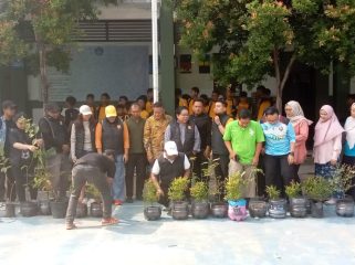 FOTO: Anggota DPRD Kota Bekasi dari PSI Komisi II, Yenny Kristianti, menggelar aksi penghijauan dengan menyumbangkan sekaligus menanam 100 pohon