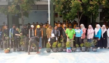 FOTO: Anggota DPRD Kota Bekasi dari PSI Komisi II, Yenny Kristianti, menggelar aksi penghijauan dengan menyumbangkan sekaligus menanam 100 pohon