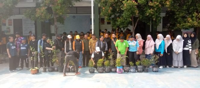 
					FOTO: Anggota DPRD Kota Bekasi dari PSI Komisi II, Yenny Kristianti, menggelar aksi penghijauan dengan menyumbangkan sekaligus menanam 100 pohon