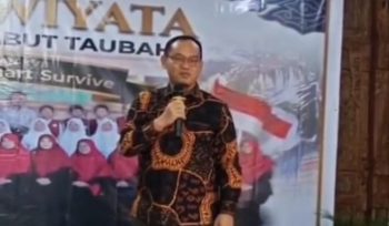 FOTO: Ketua DPRD Kota Bekasi, Sardi Efendi, hadiri Purnawiyata SD Islam Baabut Taubah