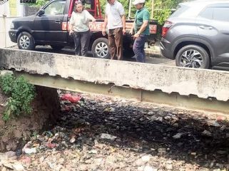 FOTO: Anggota DPRD Kota Bekasi dari PSI, Yenny Kristianti, Tinjau Kali Beringin Perumnas 1