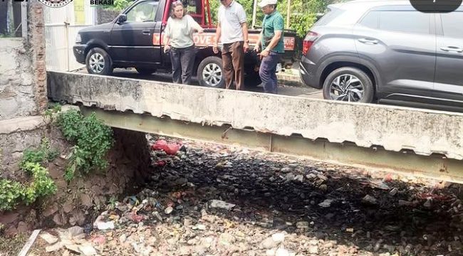 FOTO: Anggota DPRD Kota Bekasi dari PSI, Yenny Kristianti, Tinjau Kali Beringin Perumnas 1