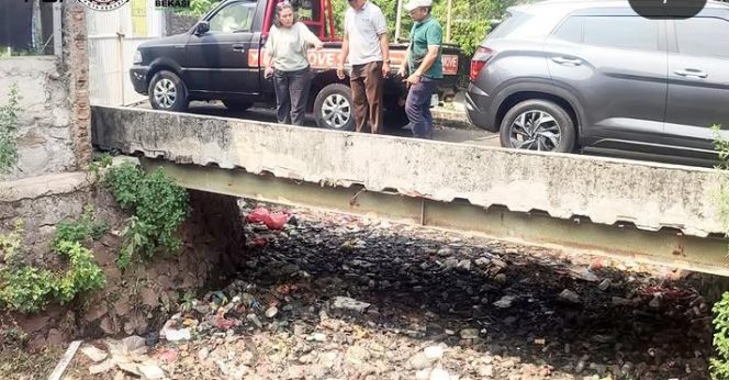 
					FOTO: Anggota DPRD Kota Bekasi dari PSI, Yenny Kristianti, Tinjau Kali Beringin Perumnas 1