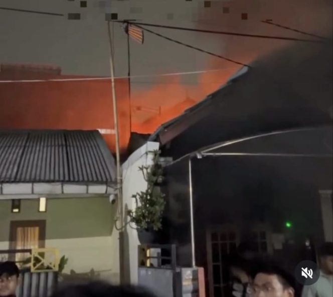 
					Kebakaran Landa Rumah di Aren Jaya, Diduga Akibat Korsleting Listrik