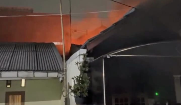 Kebakaran Landa Rumah di Aren Jaya, Diduga Akibat Korsleting Listrik