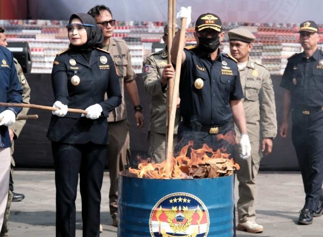 
					Puluhan Juta Rokok Ilegal Dimusnahkan, Negara Selamatkan Rp32,9 Miliar