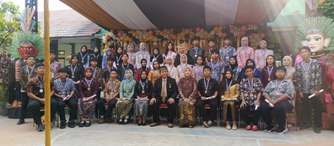 
					FOTO: Rangkaian acara pelepasan kelulusan kelas 9 SMP Negeri 7 Bekasi