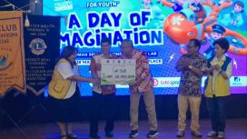 FOTO: Perwakilan Leo Club Jakarta Kharisma, Jonathan Elbert Chandra menyerahkan hasil donasi kepada Ketua Umum PP SOina Warsito Ellwein yang didampingi Ketua Panitia Charity Night, Gatot Prihandono.