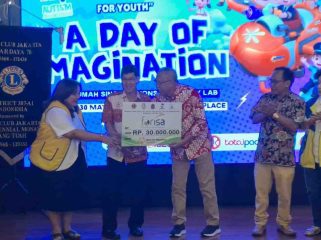 FOTO: Perwakilan Leo Club Jakarta Kharisma, Jonathan Elbert Chandra menyerahkan hasil donasi kepada Ketua Umum PP SOina Warsito Ellwein yang didampingi Ketua Panitia Charity Night, Gatot Prihandono.