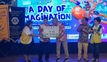 FOTO: Perwakilan Leo Club Jakarta Kharisma, Jonathan Elbert Chandra menyerahkan hasil donasi kepada Ketua Umum PP SOina Warsito Ellwein yang didampingi Ketua Panitia Charity Night, Gatot Prihandono.