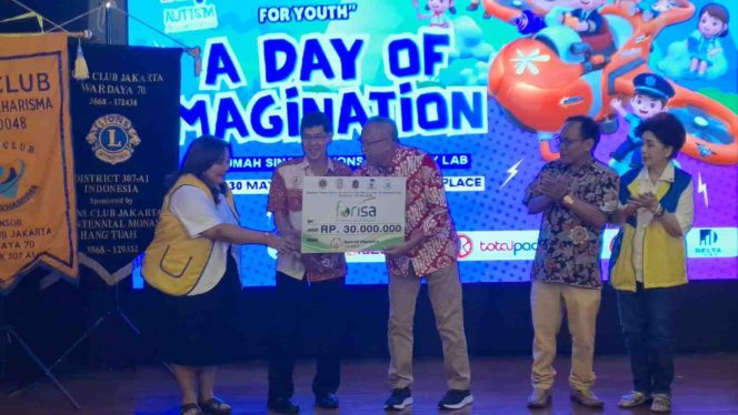 
					FOTO: Perwakilan Leo Club Jakarta Kharisma, Jonathan Elbert Chandra menyerahkan hasil donasi kepada Ketua Umum PP SOina Warsito Ellwein yang didampingi Ketua Panitia Charity Night, Gatot Prihandono.