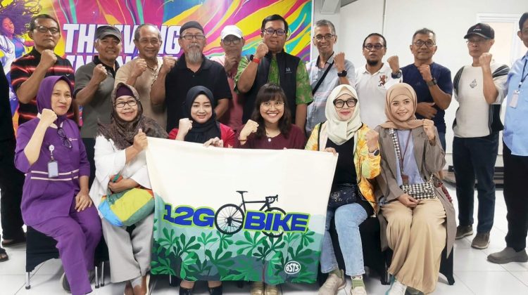 RS Karunia Kasih Jatiwaringin Jaring Kesehatan Lansia Lewat Komunitas Sepeda