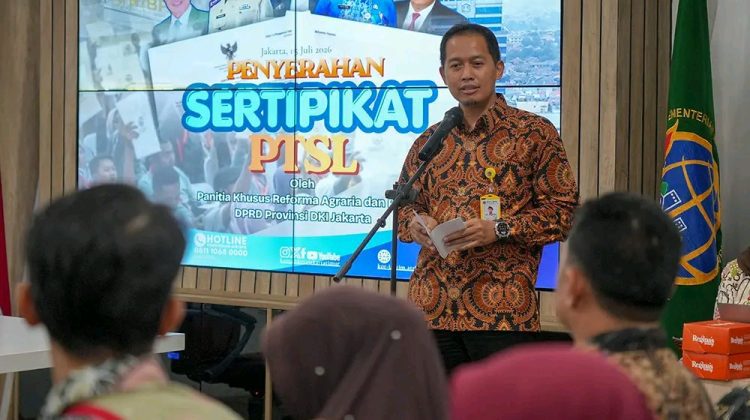 DPRD Awasi Langsung Serah Terima Sertifikat PTSL di Jakarta Timur
