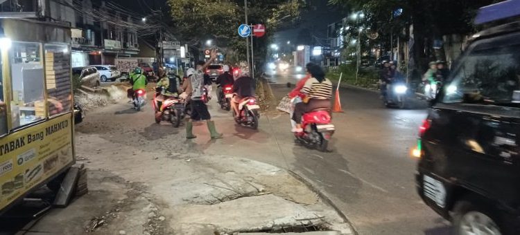 Jalan Dua Arah Kranggan Permai Masih Diwarnai Lubang dan Parkir Liar!