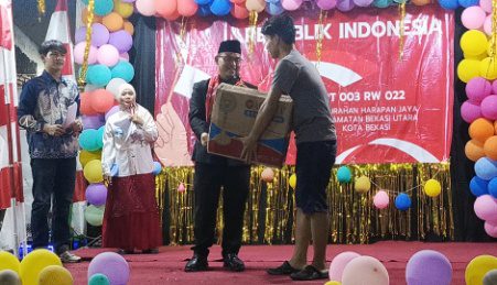 Ketua DPRD Kota Bekasi Sardi Efendi Bagikan Puluhan Doorprize di RT 003 RW 022