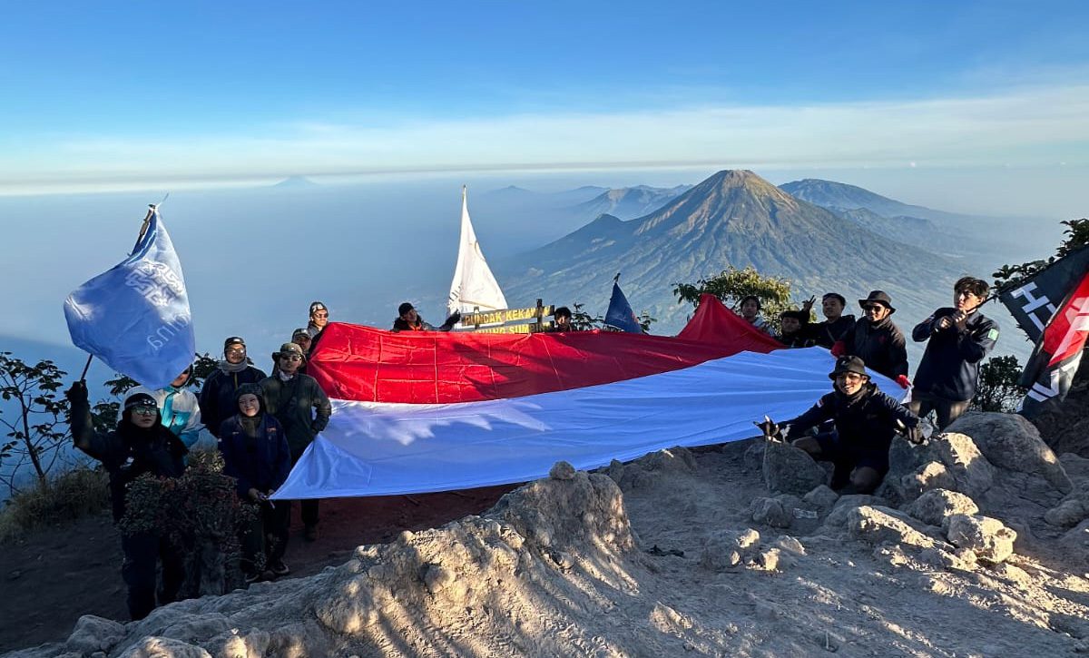 Tim Khatulistiwa Kibarkan Bendera Raksasa di Tiga Puncak Jawa Tengah