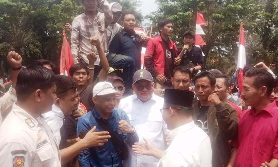 PKL Pasar Baru Bekasi Geruduk DPRD, Tolak Relokasi Tanpa Dialog