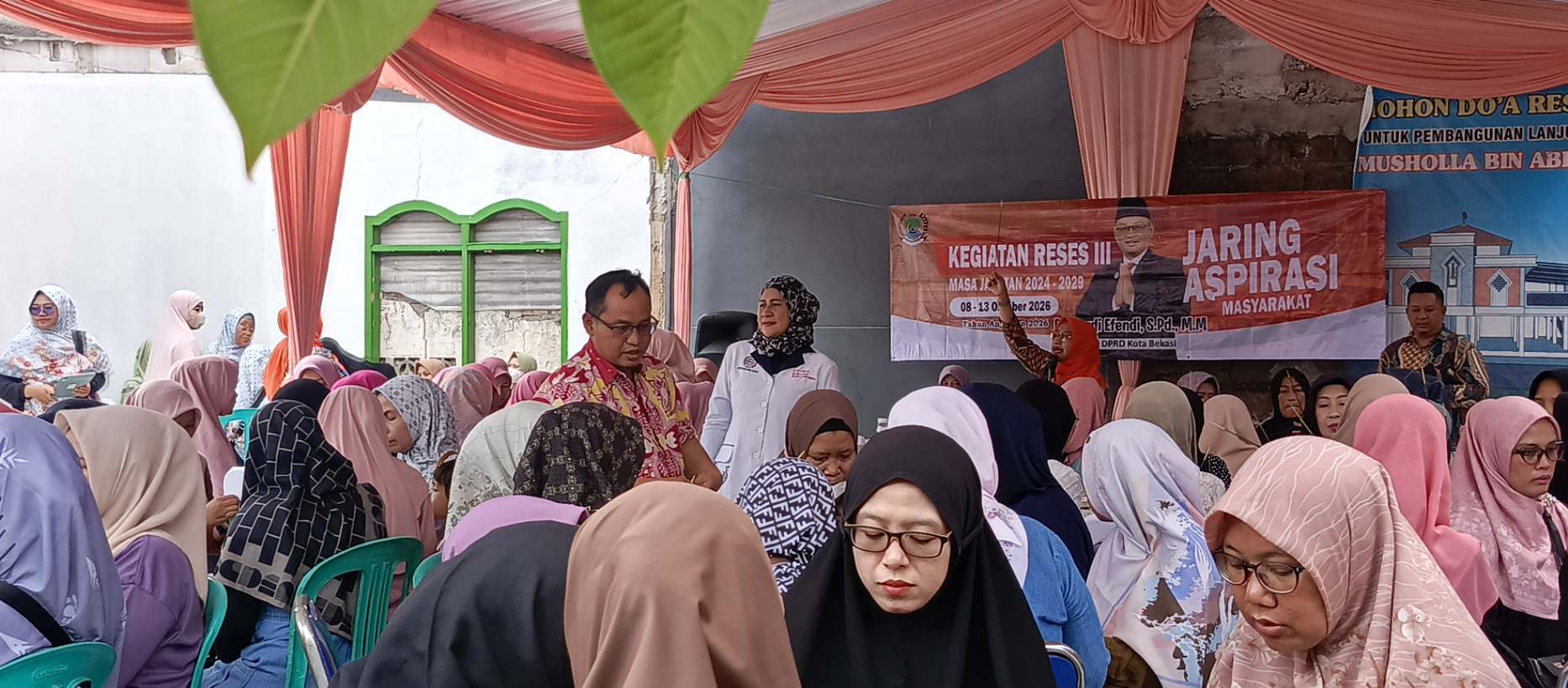 Foto: Ketua DPC HILLSI Kota Bekasi, Mardiana Asmarani bersama Ketua DPRD Kota Bekasi, Sardi Efendi dalan pelatihan keterampilan membuat buket.