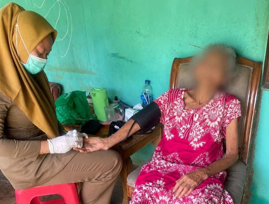 Foto: Tenaga kesehatan UPTD Puskesmas Jaka Mulya sedang melakukan kunjungan keluarga rawan